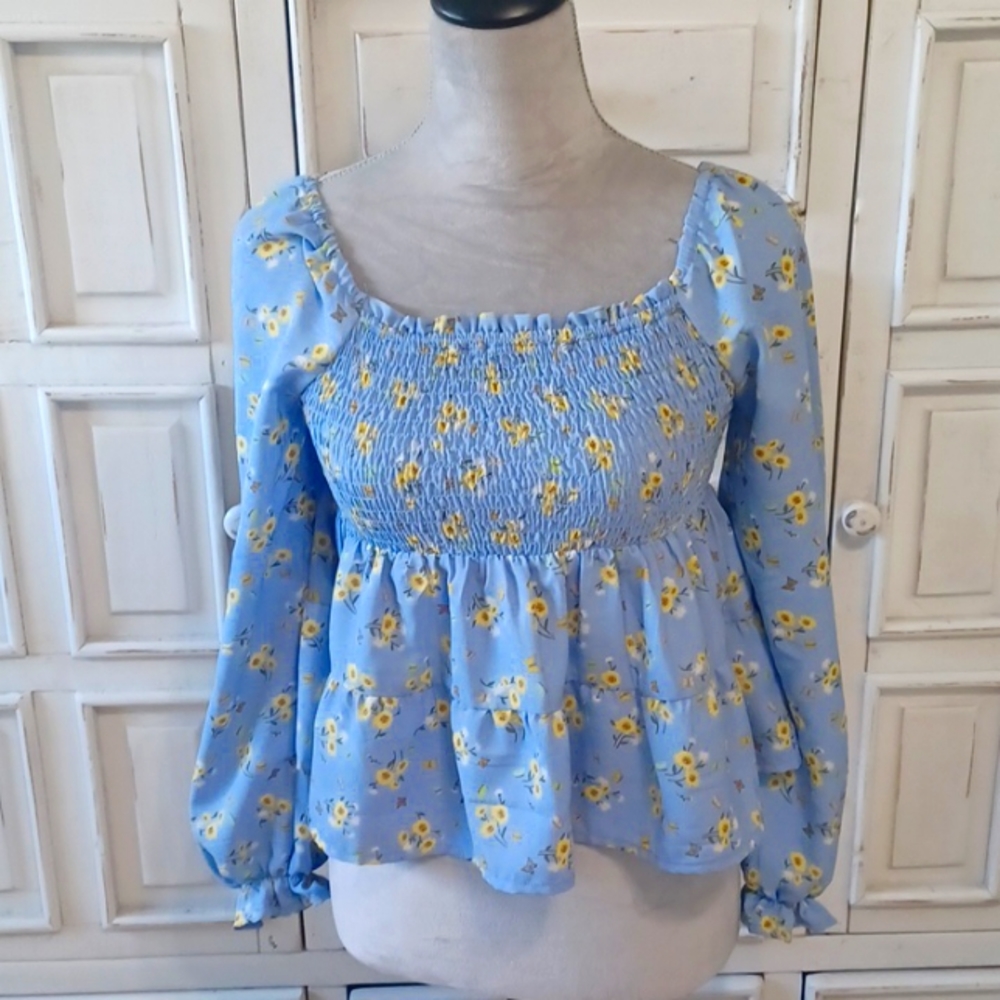 Derek Heart small adorable top, light blue with yellow flowers, 💛